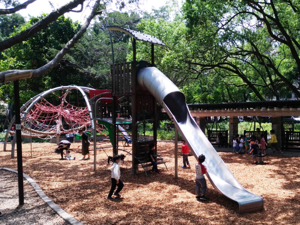 孩子在公園溜滑梯、攀爬遊玩，透過大動作運動練習提升專注力