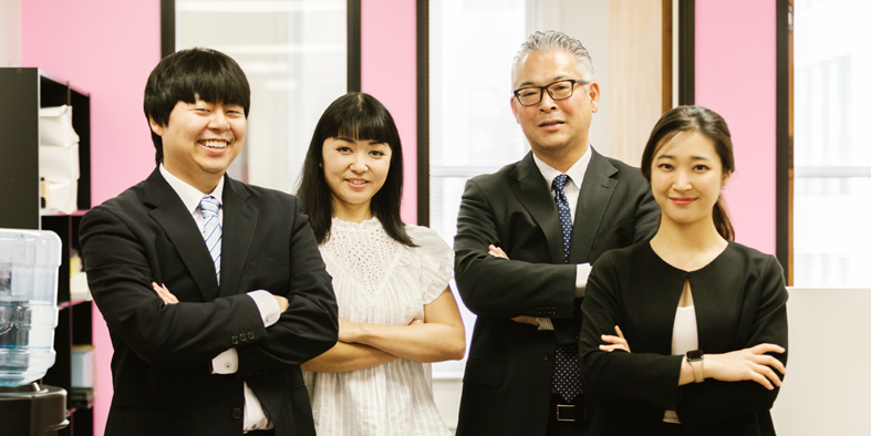 四位亞洲成人專業人士穿著商務服裝合作展示，代表十八歲以上的腦效能檢測